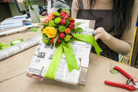 Упаковать подарок с живыми цветами