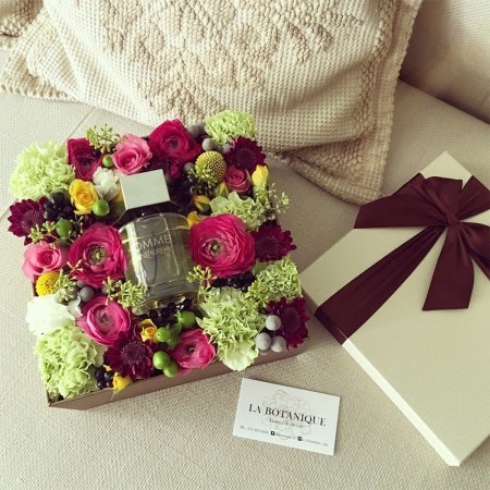 Подарок с цветами в коробке