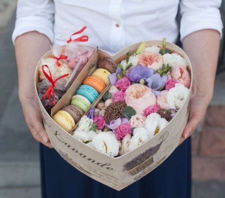 Букет с цветами и сладостями