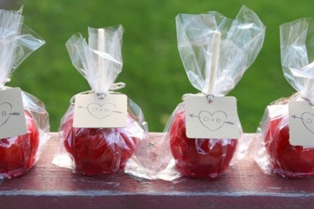 Упаковка подарка с яблоками