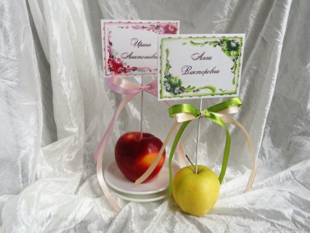 Рассадочные карточки на яблоках